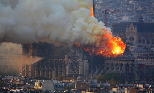 Ngọn lửa dữ dội tại Nhà thờ Đức Bà Paris hôm 15/4. Ảnh: AFP.