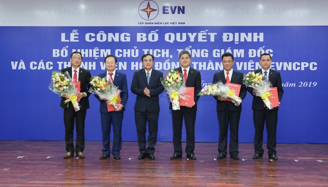 Chủ tịch HĐTV EVN Dương Quang Thành trao các quyết định bổ nhiệm thành viên HĐTV EVNCPC. - Ảnh: VGP