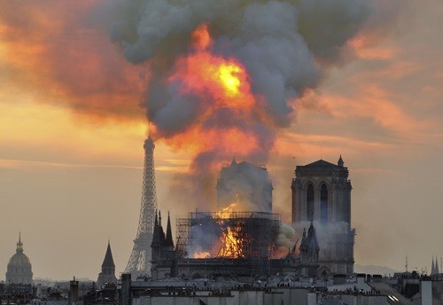 Khói và lửa bốc lên từ Nhà thờ Đức Bà Paris trong vụ hỏa hoạn hôm 15/4. Ảnh: Reuters.
