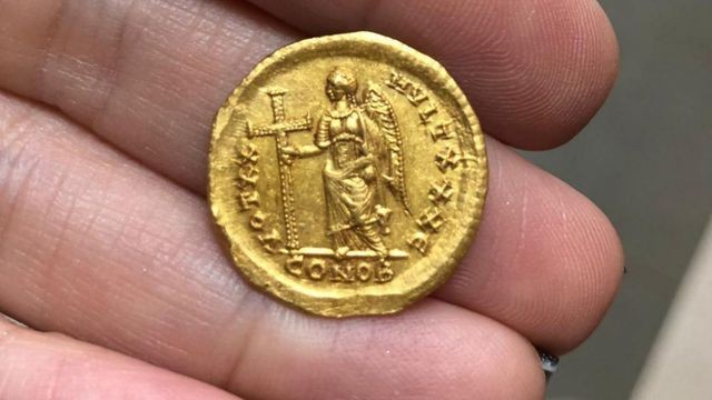 Đồng xu vàng quý hiếm 1.600 năm tuổi được nhóm học sinh cấp 2 nhặt được.