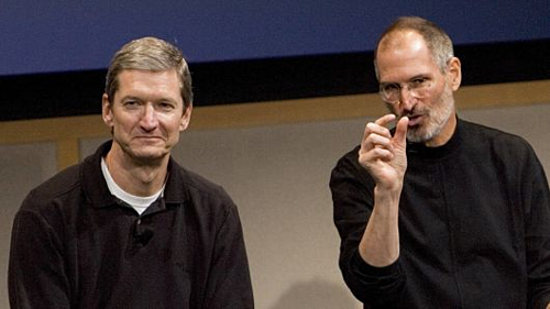 Tim Cook (trái) và Steve Jobs trong một sự kiện. Ảnh: CNBC.