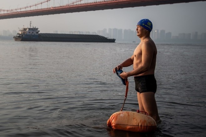 CEO Trung Quốc 11 năm bơi qua sông để đi làm