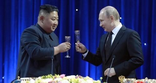 Tổng thống Nga Putin (phải) và lãnh đạo Triều Tiên Kim Jong-un tại hội nghị thượng đỉnh ở Vladivostok hôm 25/4. Ảnh: Reuters.
