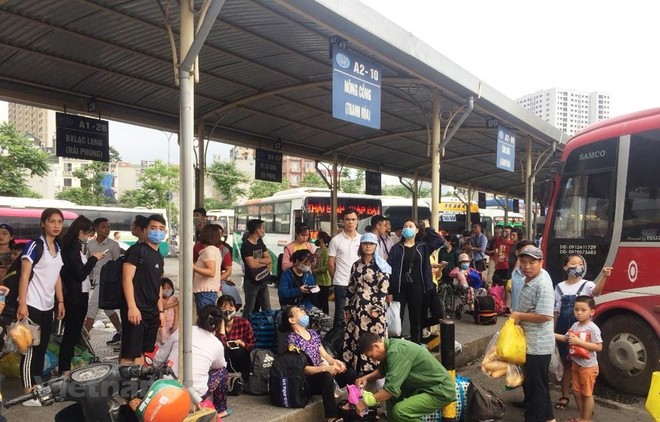 Rất đông người dân đã đổ xô về bến xe để nghỉ ngày lễ 30/4 và 1/5. (Ảnh: Việt Hùng/Vietnam+).