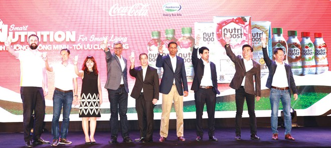 Các đại diện của Coca-Cola và Fonterra chúc mừng sự kiện hợp tác chiến lược.