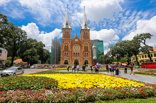 Nhà thờ Đức Bà Sài Gòn đang được rào chắn để trùng tu. Ảnh: Quỳnh Trần.