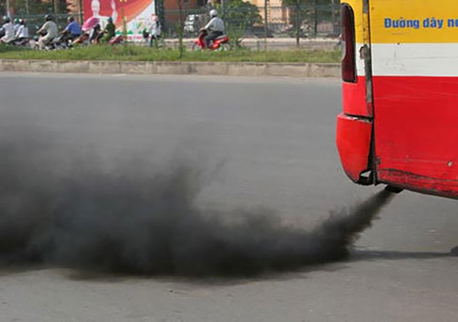 Xe buýt xả khói đen trên đường phố Hà Nội. Ảnh: Khánh Chi