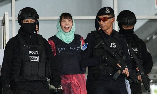 Đoàn Thị Hương tươi cười rời tòa án sau khi được hủy tội giết người. Ảnh: AFP.