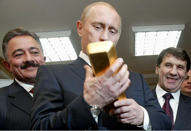 Tổng thống Vladimir Putin kiểm tra một thỏi vàng của Nga hồi năm 2005 (Ảnh: Time).
