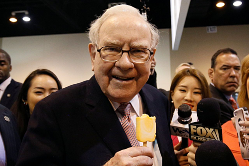 Warren Buffett trong một buổi đại hội cổ đông của công ty. Ảnh: WSJ.