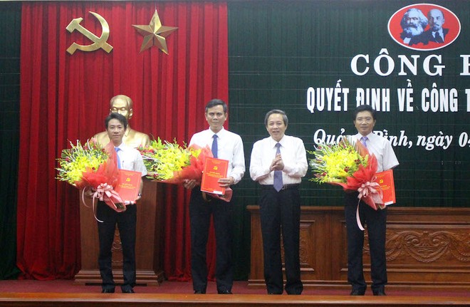 Bí thư Tỉnh ủy Hoàng Đăng Quang trao quyết định và chúc mừng các đồng chí.