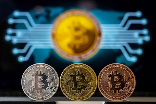 Tiền mô phỏng Bitcoin trưng bày trong một cửa hàng tại Israel. Ảnh: AFP