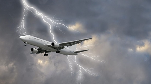 Một tia sét thường đánh vào một điểm cực của máy bay như đầu cánh, mũi và dòng điện chạy dọc lớp vỏ kim loại trước khi thoát ra ngoài qua một điểm khác, ví dụ như phần đuôi. Ảnh: Traveller.