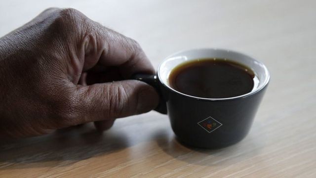 Tách cà phê đắt nhất thế giới có giá gần 2 triệu đồng. (Nguồn: Jeff Chiu / Associated Press).