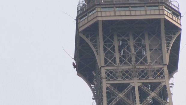 Một người chưa rõ danh tính đã tìm cách trèo lên tháp Eiffel. (Nguồn: foxnews).