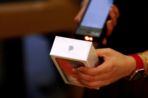 iPhone được bán tại một cửa hàng của Apple ở Trung Quốc. Ảnh: Reuters.