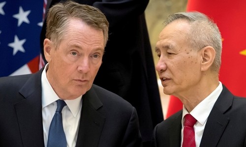 Đại diện Thương mại Mỹ Robert Lighthizer (trái) và Phó thủ tướng Trung Quốc Lưu Hạc tại Bắc Kinh hồi tháng hai. Ảnh: Reuters.