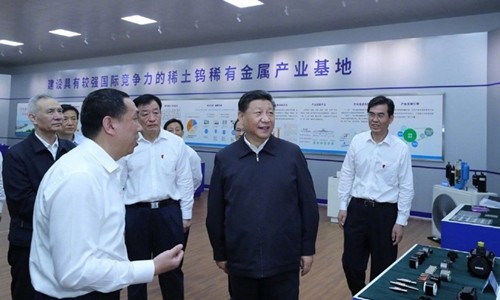 Ông Tập Cận Bình (giữa, áo sẫm màu) thăm doanh nghiệp đất hiếm ở Giang Tây, Trung Quốc ngày 20/5. Ảnh: Xinhua.
