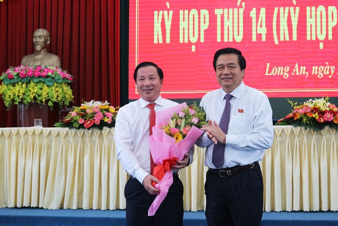 Bí thư Tỉnh ủy, Chủ tịch HĐND tỉnh Long An Phạm Văn Rạnh chúc mừng đồng chí Nguyễn Văn Út.