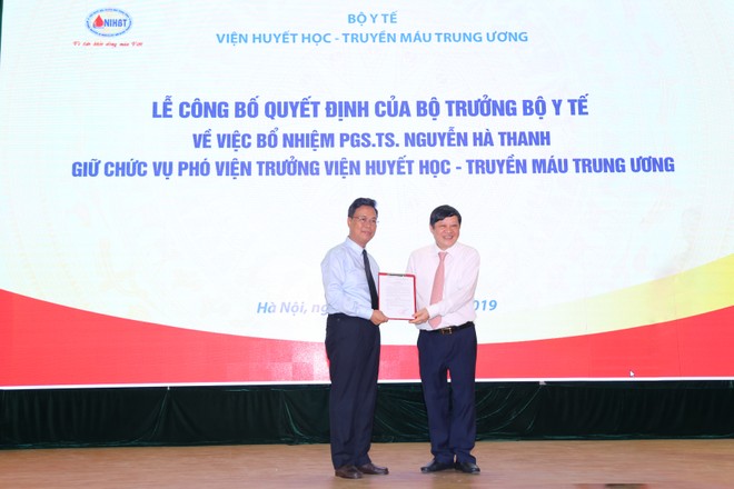Thứ trưởng Nguyễn Viết Tiến trao quyết định và chúc mừng PGS.TS Nguyễn Hà Thanh.