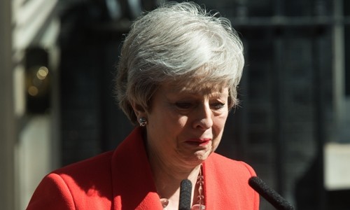 Thủ tướng Anh Theresa May nghẹn ngào khi thông báo kế hoạch từ chức tại London ngày 24/5. Ảnh: Reuters.