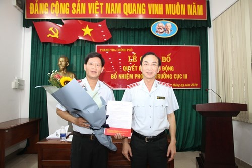 Phó Tổng Thanh tra Chính phủ Đặng Công Huẩn trao quyết định và chúc mừng đồng chí Nguyễn Văn Cảnh.