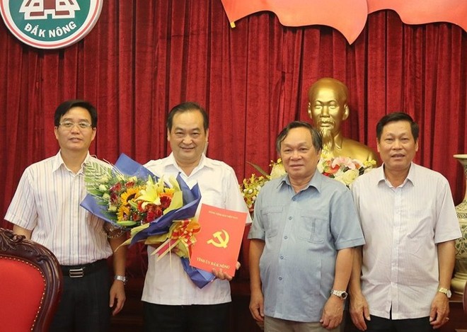 Lãnh đạo tỉnh Đắk Nông chúc mừng đồng chí Hà Trung Ký.