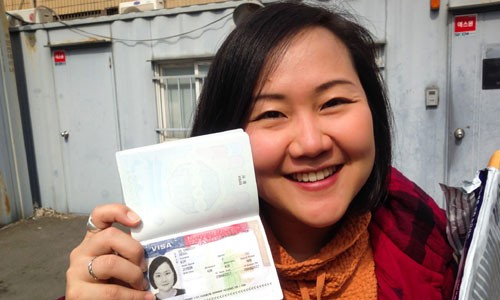 Một người nước ngoài được cấp visa vào Mỹ. Ảnh: Juno Kim.