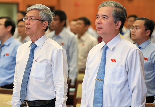 Tân Phó chủ tịch TP HCM Võ Văn Hoan (trái) và Ngô Minh Châu. Ảnh: Hữu Khoa.