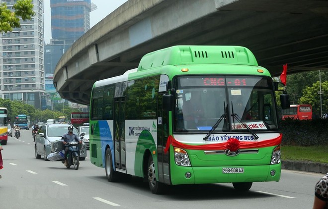 Xe buýt sử dụng khí CNG di chuyển trên đường. (Ảnh: Huy Hùng/TTXVN).