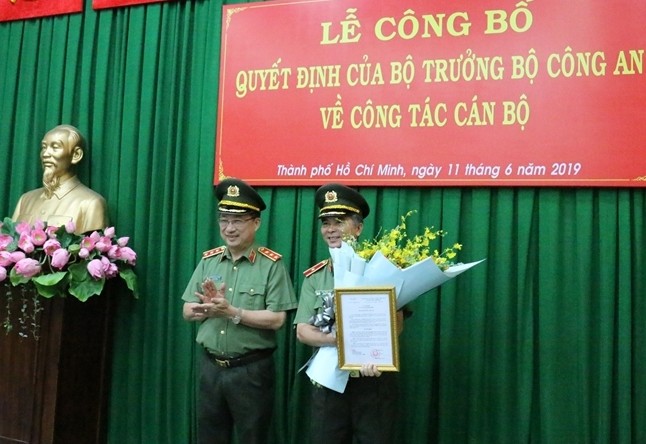 Thượng tướng Nguyễn Văn Thành trao quyết định và chúc mừng Thiếu tướng Ngô Minh Châu.