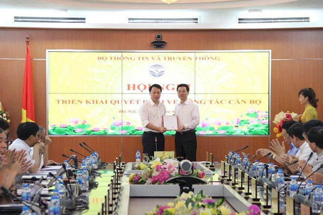 Bộ trưởng Nguyễn Mạnh Hùng trao quyết định bổ nhiệm ông Nguyễn Huy Dũng làm Cục trưởng Cục An toàn thông tin.