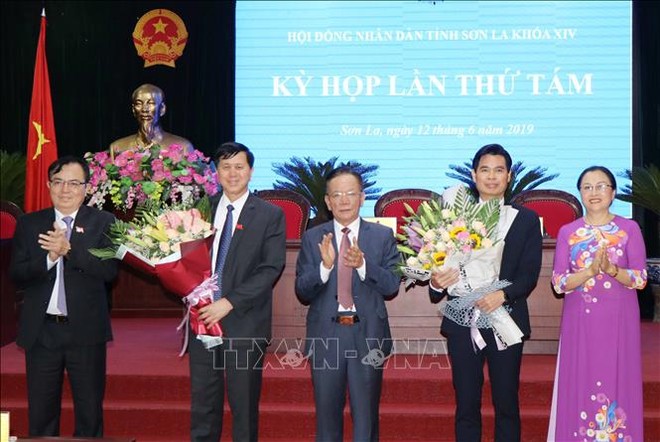 Ông Hoàng Văn Chất (giữa) chúc mừng ông Hoàng Quốc Khánh (thứ 2 bên phải), tân Chủ tịch UBND tỉnh Sơn La.
