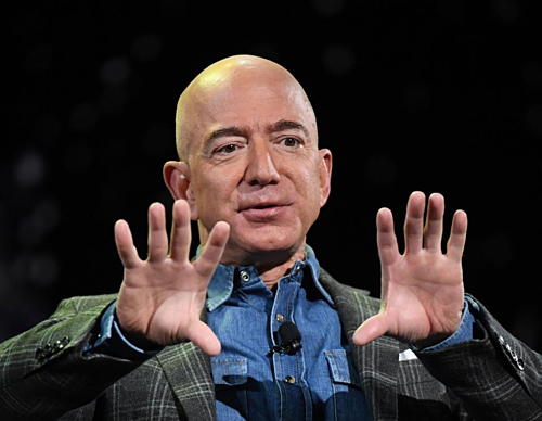Chủ tịch kiêm CEO Amazon Jeff Bezos không họp bằng PowerPoint. Ảnh: AFP.