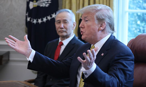 Ông Trump gặp Phó thủ tướng Trung Quốc Lưu Hạc tại Washington hồi đầu tháng 4. Ảnh: CNBC.