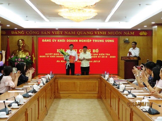 Đồng chí Y Thanh Hà Niê Kđăm trao quyết định và chúc mừng đồng chí Phan Công Nam.