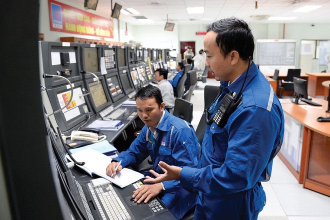 Các kỹ sư Việt Nam đang vận hành Nhà máy Lọc dầu Dung Quất tại phòng điều khiển trung tâm.