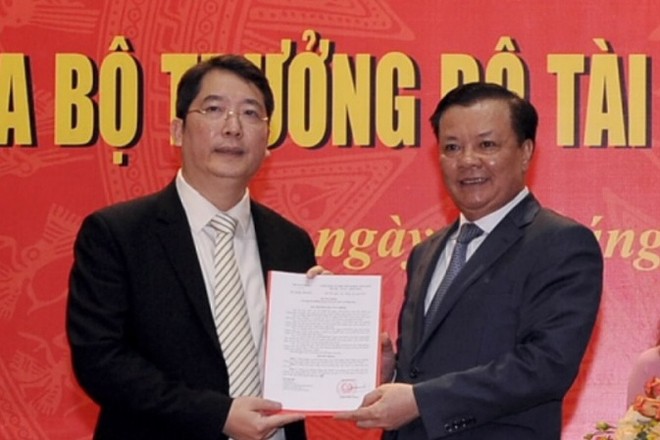 Bộ trưởng Bộ Tài chính Đinh Tiến Dũng trao quyết định và chúc mừng ông Cao Anh Tuấn được bổ nhiệm giữ chức Tổng cục trưởng Tổng cục Thuế. 