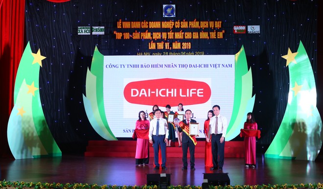 Ông Trần Thanh Tú – Phó Tổng Giám đốc Pháp lý, Pháp chế và Đối ngoại, Dai-ichi Life Việt Nam nhận giải thưởng ngày 28/6/2019.