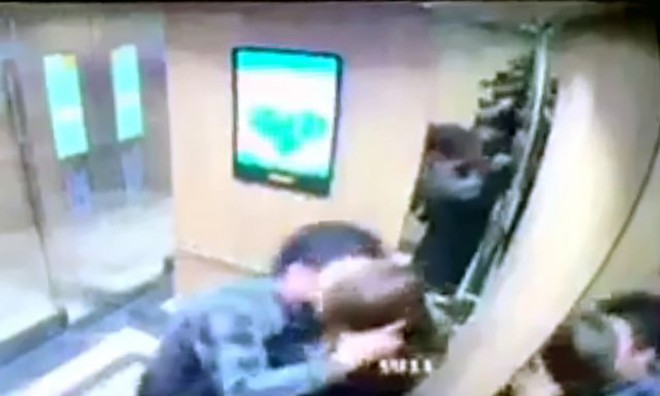 Hình ảnh người đàn ông cưỡng hôn cô gái trong thang máy bị camera ghi lại. Ảnh: Cắt từ video.