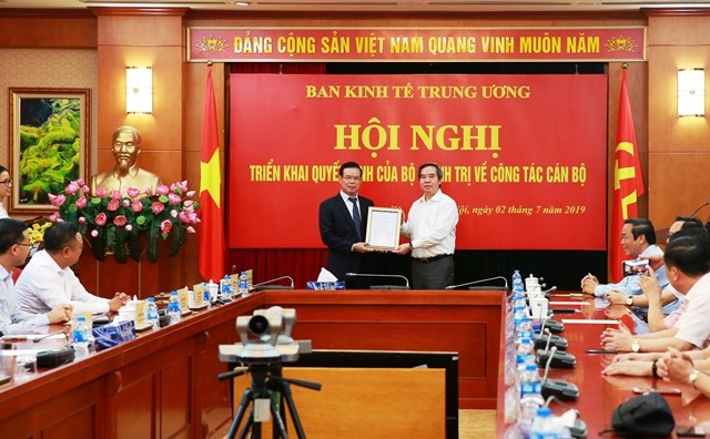 Đồng chí Nguyễn Văn Bình trao quyết định cho đồng chí Triệu Tài Vinh