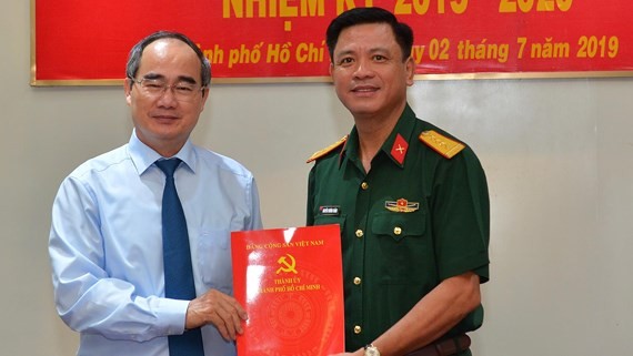 Bí thư Thành ủy TP.HCM Nguyễn Thiện Nhân trao quyết định cho Đại tá Nguyễn Trường Thắng.