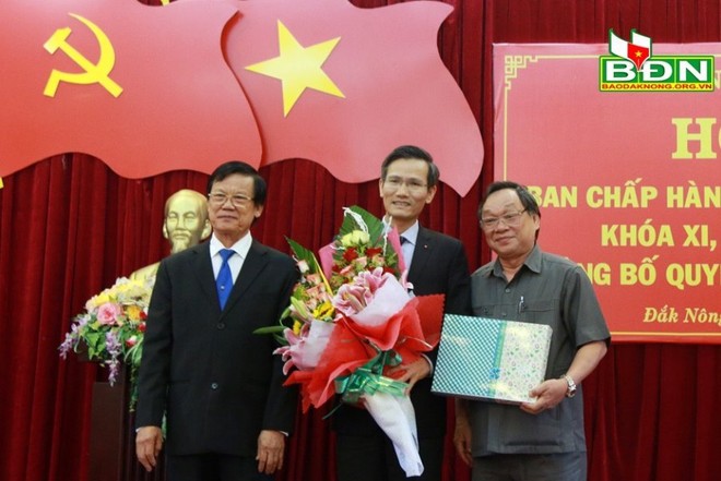 Đồng chí Hà Ban, Phó Trưởng Ban Tổ chức Trung ương và đồng chí Lê Diễn, Bí thư Tỉnh ủy Đắk Nông trao quyết định và chúc mừng đồng chí Cao Huy nhận nhiệm vụ mới.