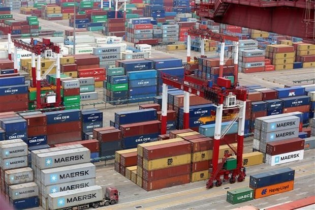 Hàng hóa được xếp tại cảng ở Thanh Đảo, tỉnh Sơn Đông, Trung Quốc. (Nguồn: EPA-EFE/TTXVN).