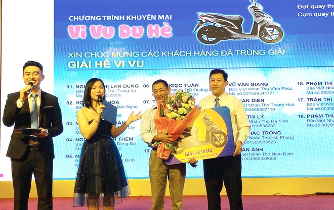 Khách hàng Trần Văn Định tại Nghệ An đã trúng thưởng xe máy từ chương trình “Vi vu du hè”.