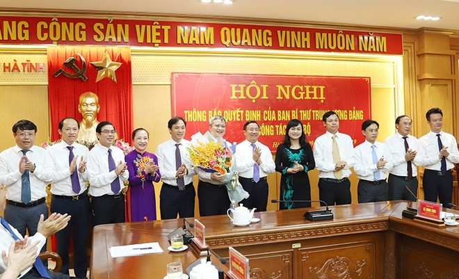 Ban Thường vụ Tỉnh ủy Hà Tĩnh chúc mừng tân Phó Bí thư Tỉnh ủy Trần Tiến Hưng.