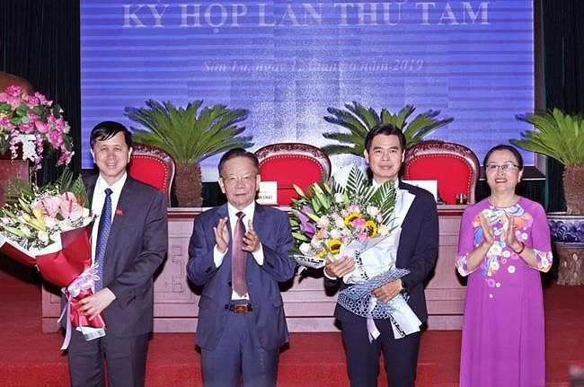 Từ trái qua: Nguyên Chủ tịch UBND Sơn La Cầm Ngọc Minh, Bí thư Tỉnh ủy Hoàng Văn Chất, tân Chủ tịch Hoàng Quốc Khánh.