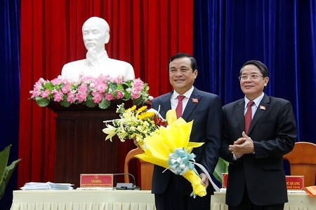 Ông Phan Việt Cường, Bí thư Tỉnh ủy (bên trái) Quảng Nam được bầu kiêm nhiệm chức vụ Chủ tịch HĐND tỉnh, nhiệm kỳ 2016-2021 - Ảnh: VGP/Lưu Hương.