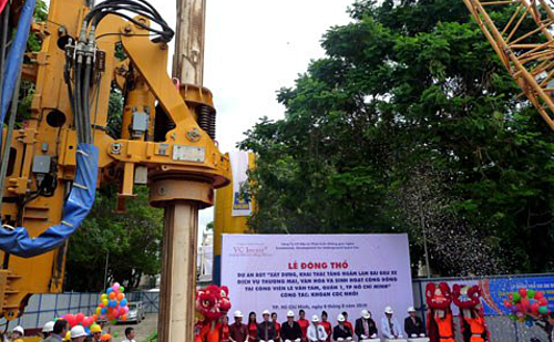 Động thổ từ 10 năm trước nhưng đến nay dự án bãi xe ngầm ở Công viên Lê Văn Tám vẫn án binh bất động. Ảnh: Kiên Cường.