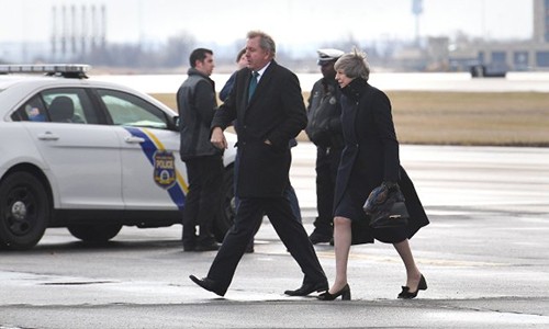 Đại sứ Anh tại Mỹ Kim Darroch và Thủ tướng Anh Theresa May (phải) trên đường tới cuộc gặp với Tổng thống Trump tại Philadelphia, Mỹ năm 2017. Ảnh: Metro.